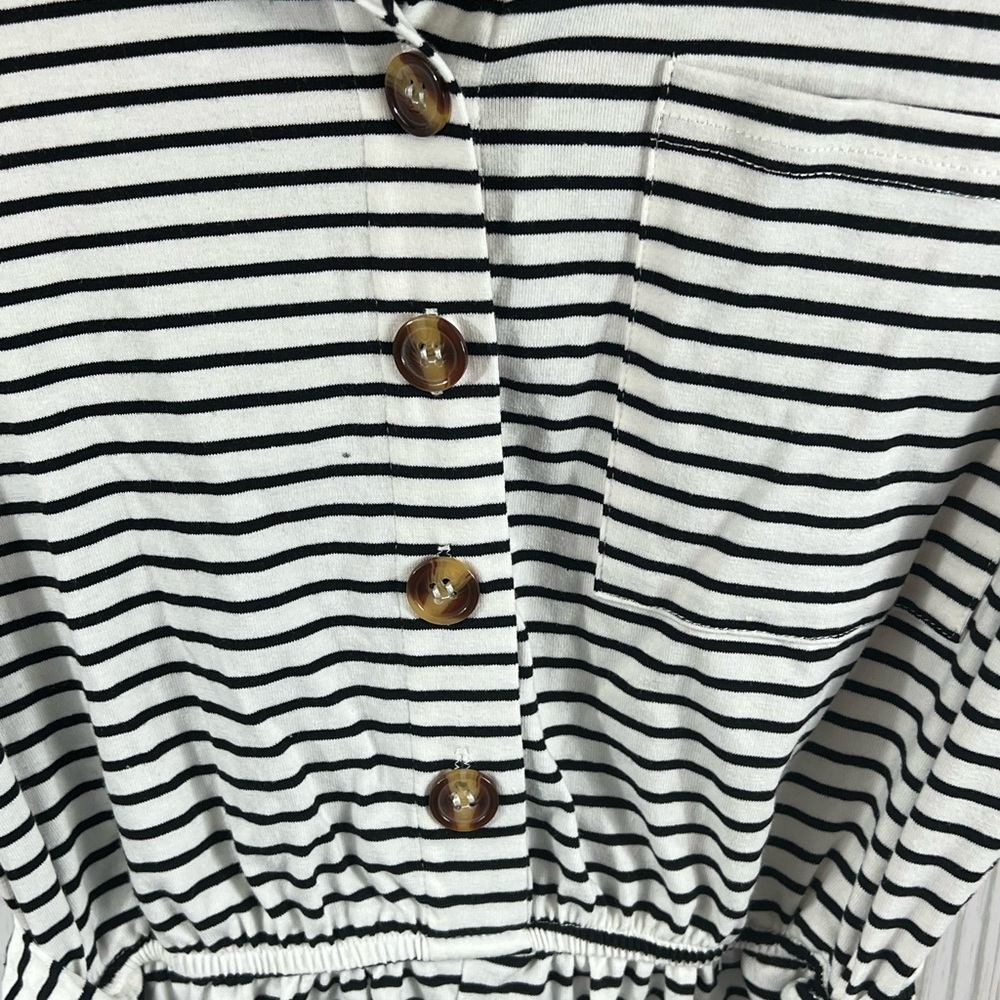 NWOT Romper with Pockets on side - Picture 3 of 4